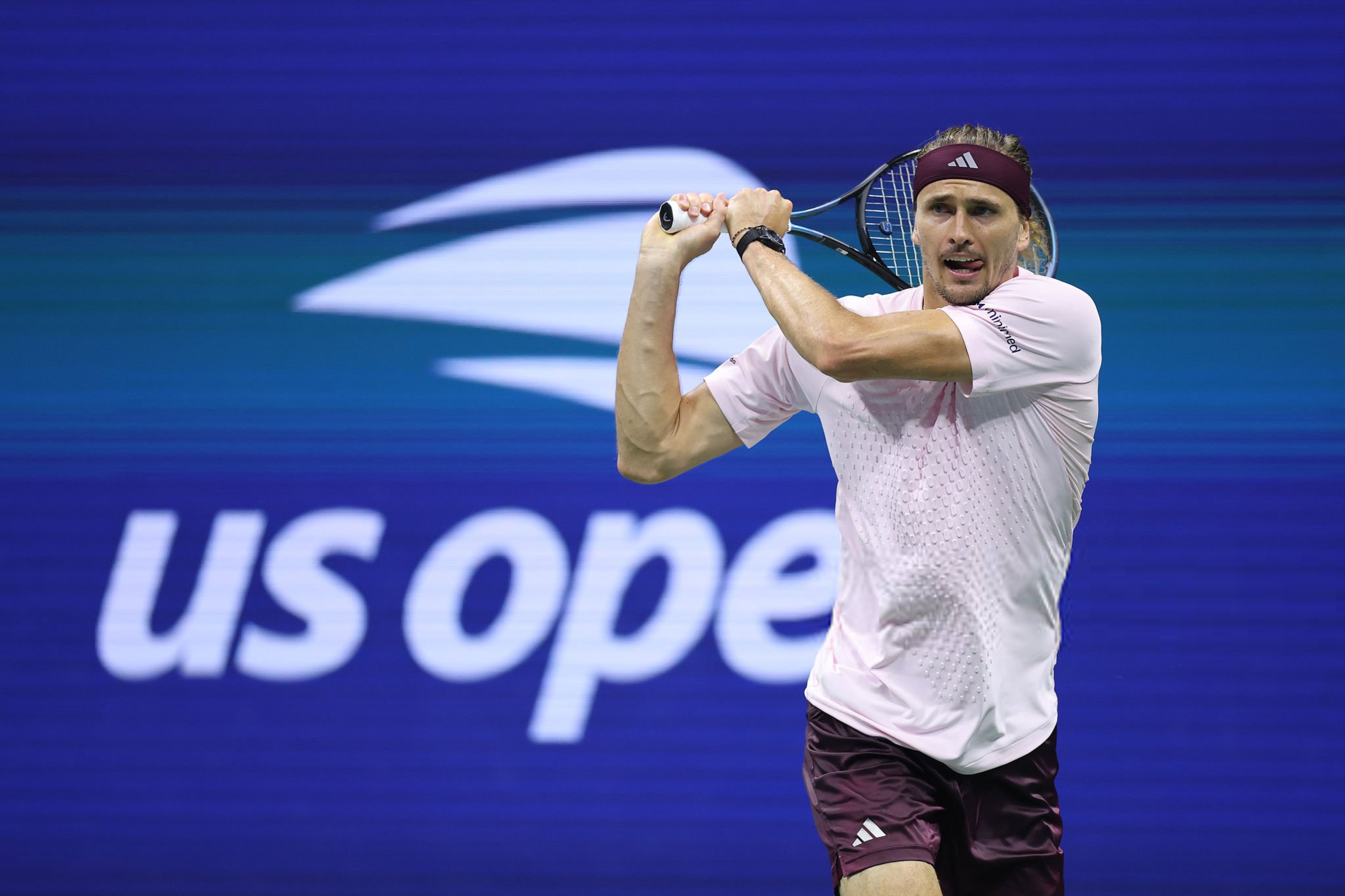 Зверев вышел в полуфинал US Open и сыграет с Хачановым